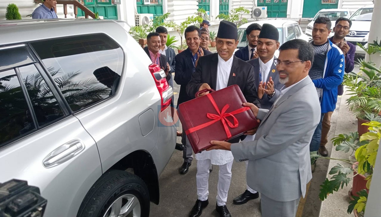 रातो ब्रिफकेस बोकेर मन्त्रालयबाट संसद भवनका लागि निस्किए अर्थमन्त्री