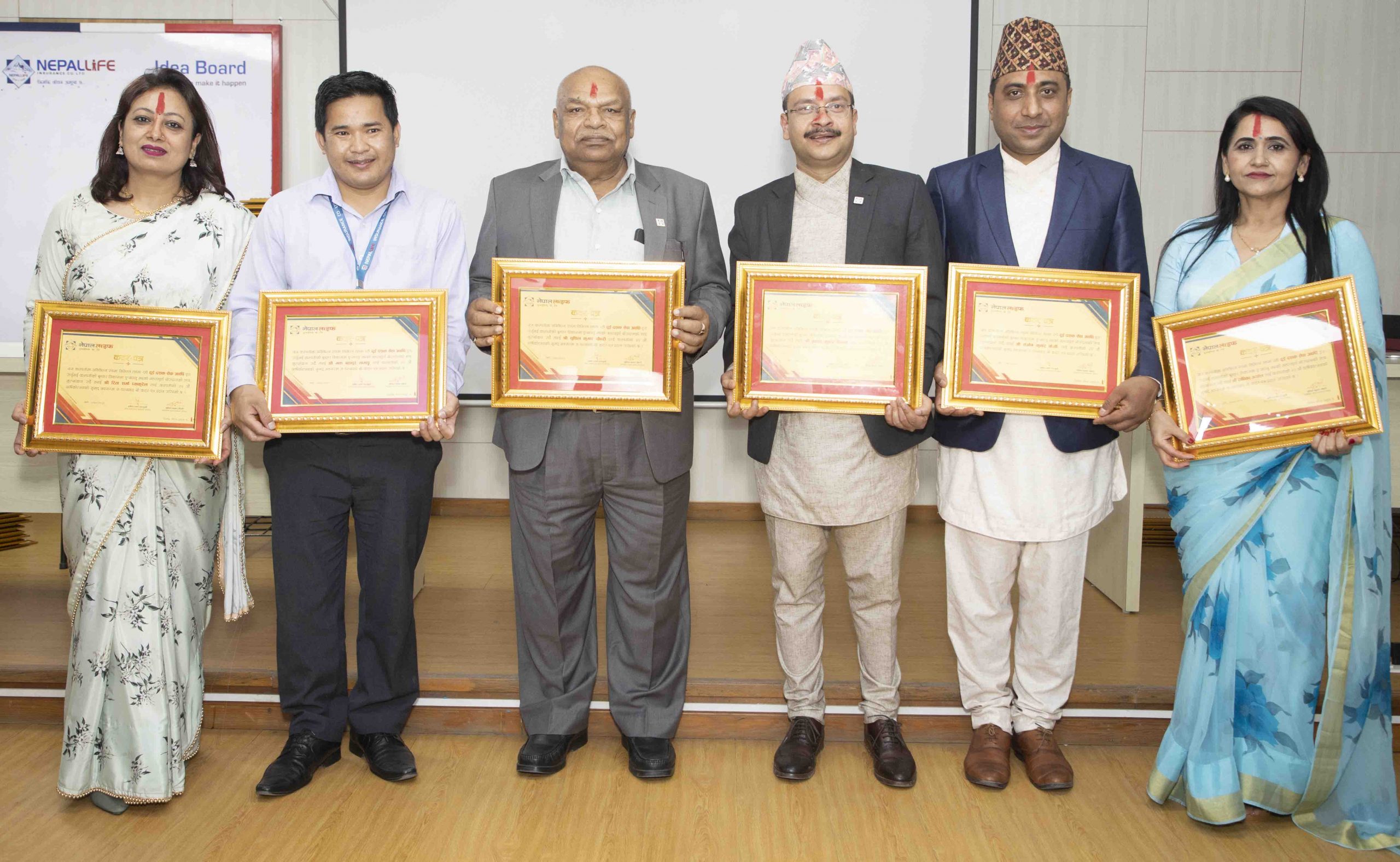 नेपाल लाइफले मनायो २१औं वार्षिकोत्सव, दिर्घ सेवा गर्ने कर्मचारी सम्मानीत