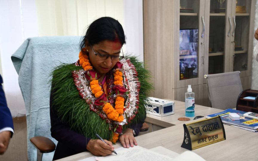 बीमामय जनप्रतिनिधि : रेनु दाहालको पहिलो निर्णय सरकारी अस्पतालमा जन्मिएका छोरीको जीवन बीमा