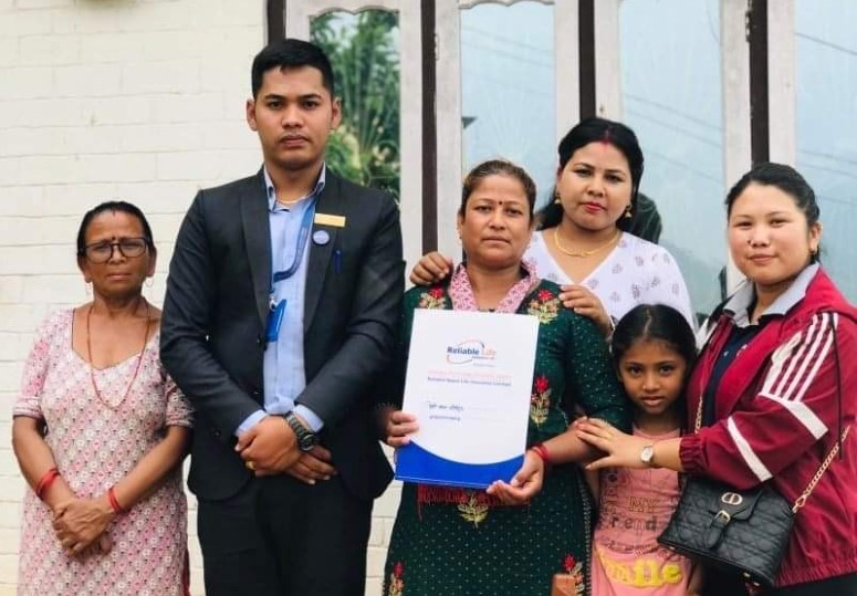 छिदालले मातातिर्थ औंसीमा आमालाई दिए १० लाखको बीमा पोलिसी उपहार