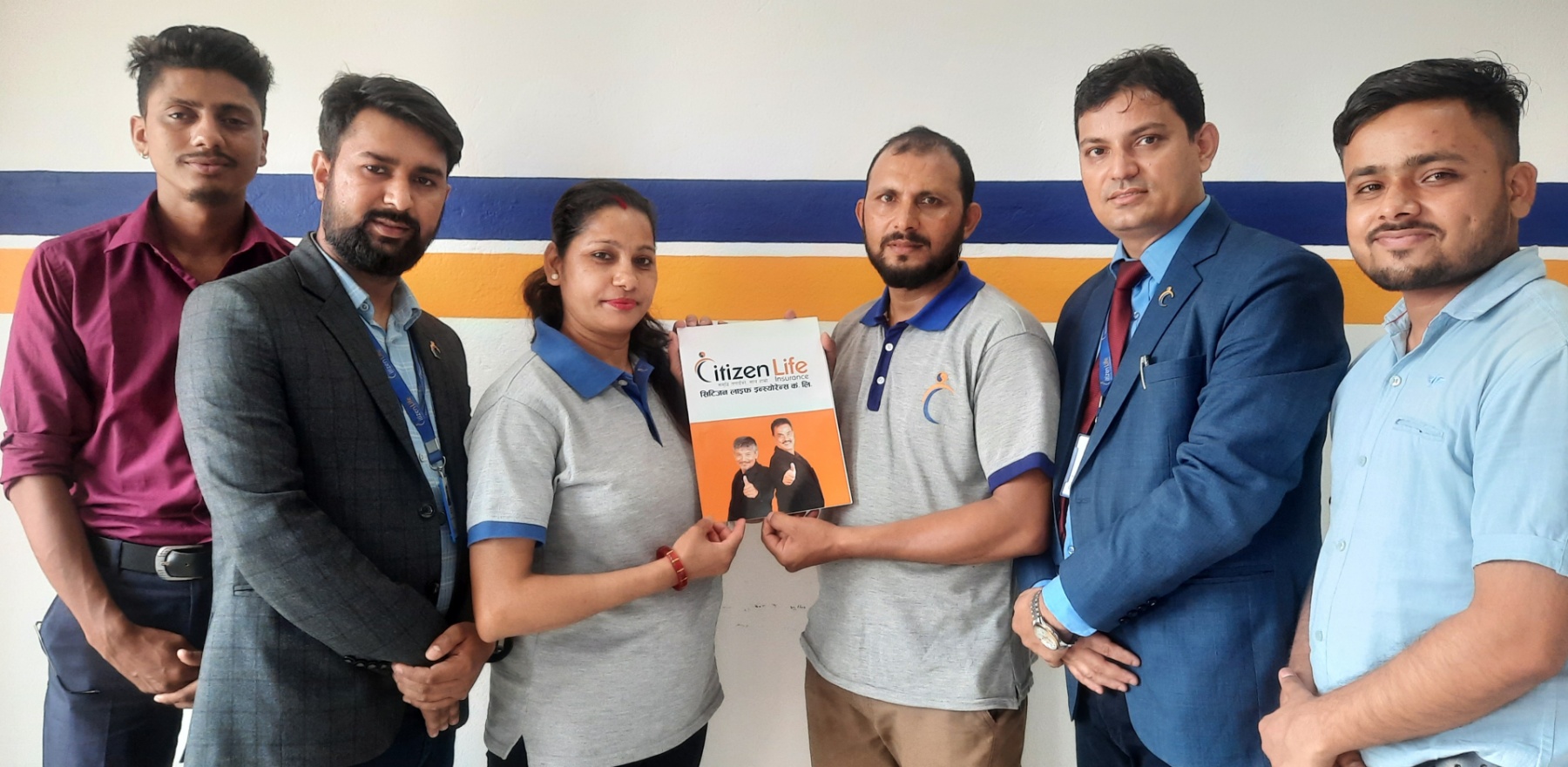 वैवाहिक वर्षगाँठको अवसरमा श्रीमतिलाई २५ लाखको बीमा पोलिसी उपहार