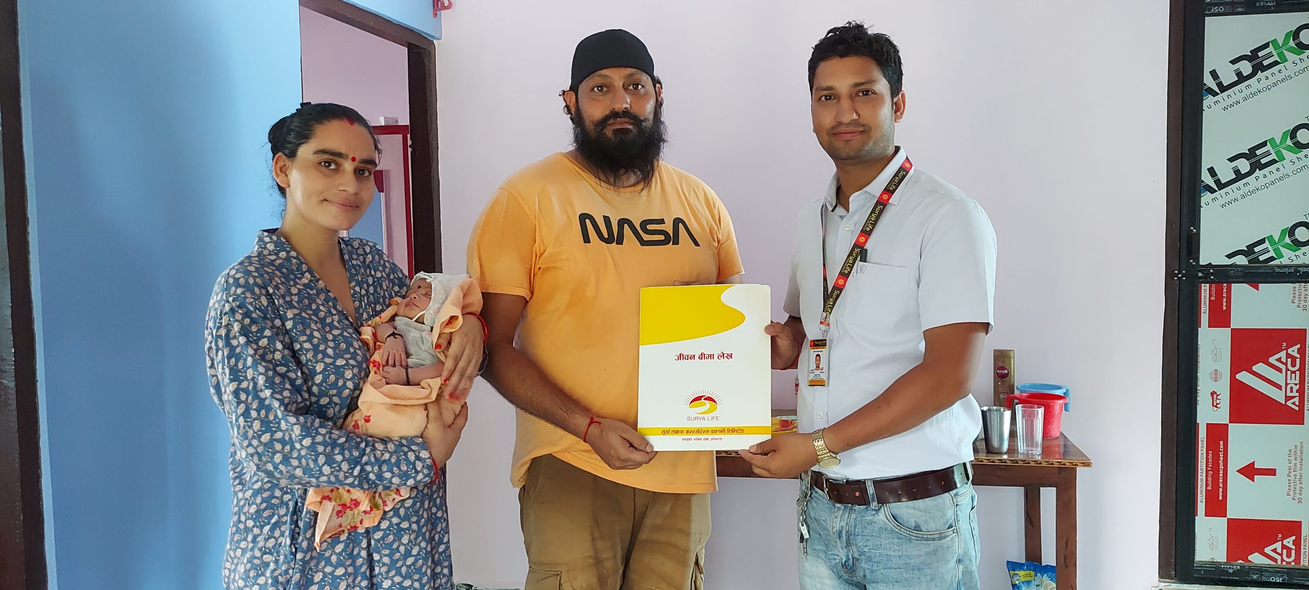 छोरीको न्वारनमा बुवाले दिए २० लाख रुपैयाँको बीमा पोलिसी उपहार