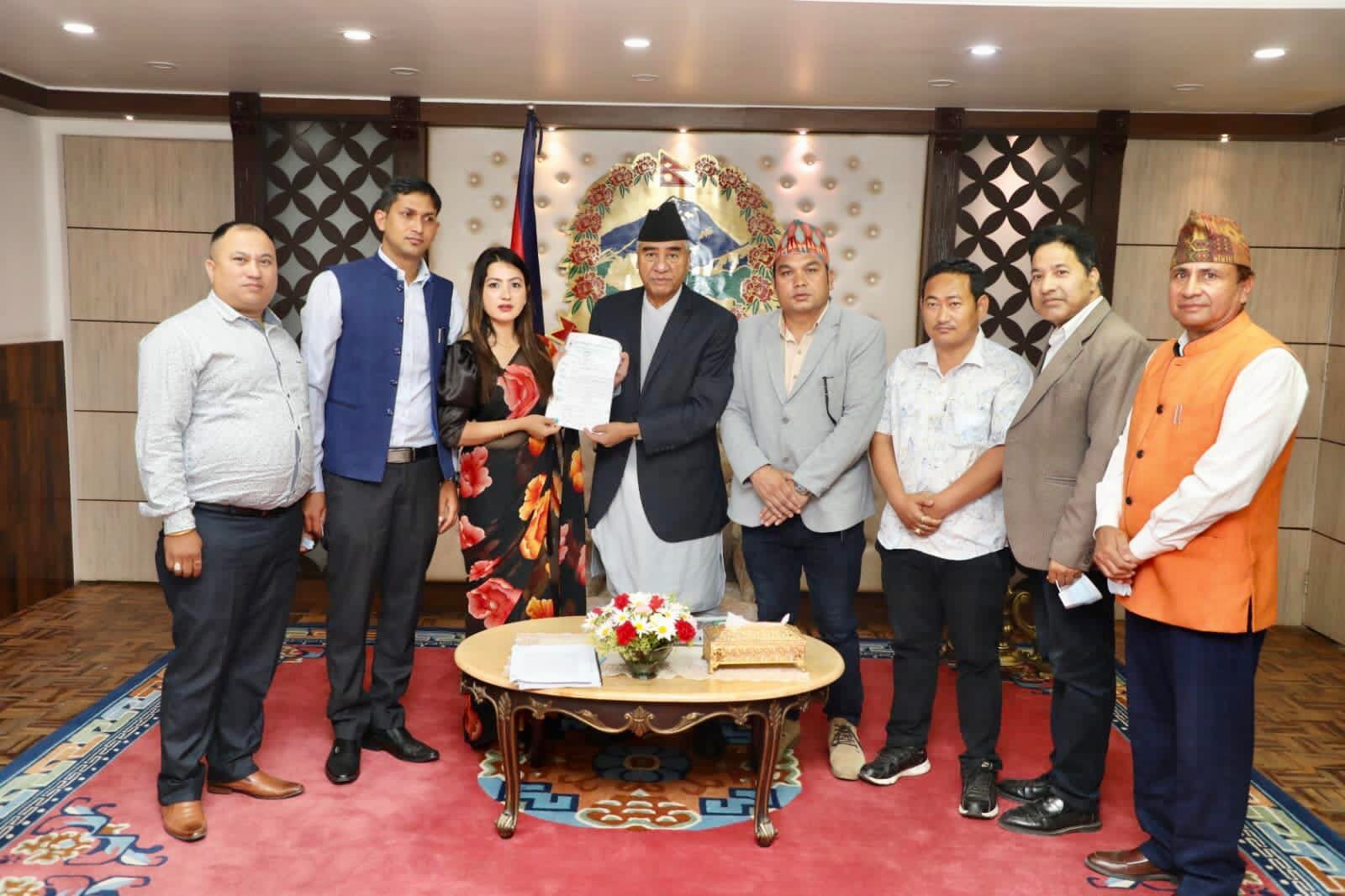 लगानीकर्ताले प्रधामन्त्रीलाई बुझाए ज्ञापनपत्र, गभर्नरलाई शेयर बजारको समस्या समाधान गर्न निर्देशन