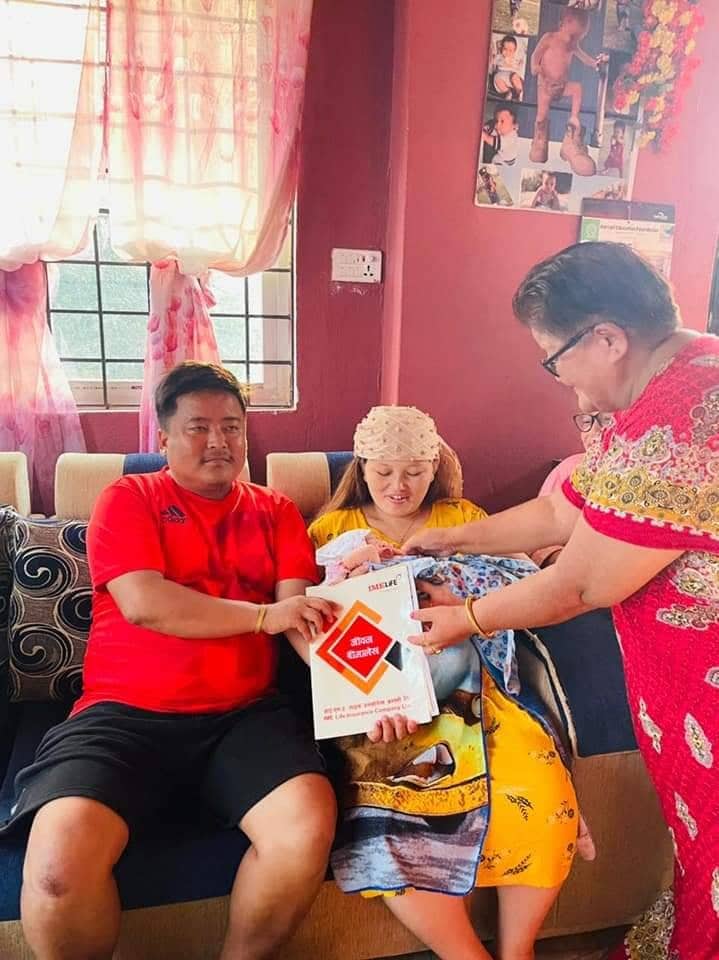 नातिनीको न्वारनमा हजुरआमाले दिइन् २० लाखको बीमा पोलिसी उपहार