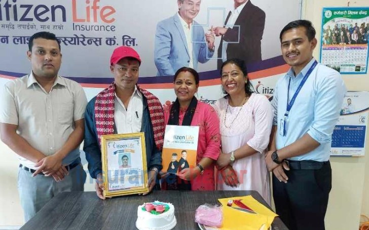 तारादेवीले श्रीमानलाई दिइन् १५ लाखको बीमा पोलिसी उपहार