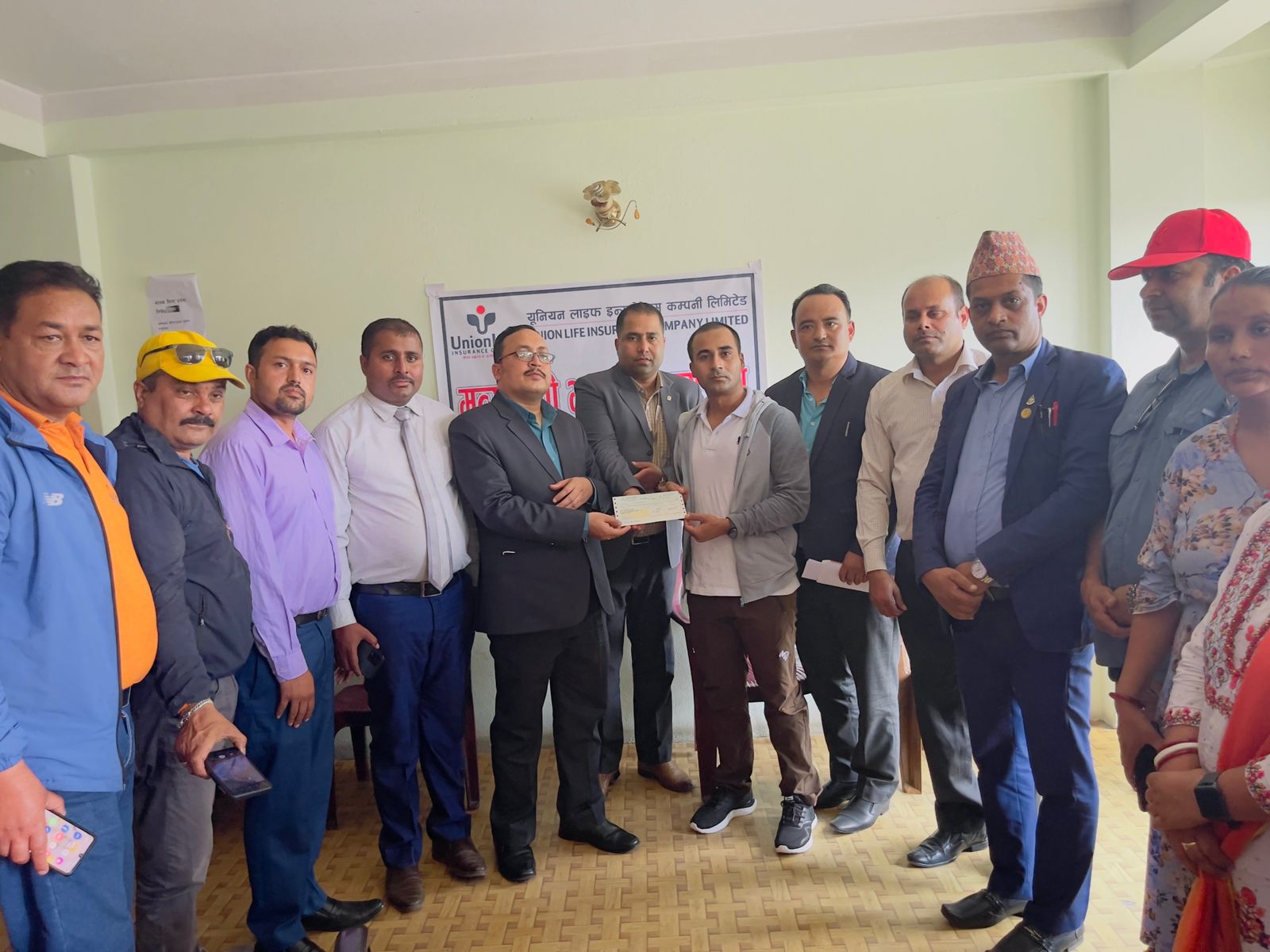 युनियन लाइफद्धारा को–पाइलट उत्सव पोखरेलको परिवारलाई मृत्यु दाबी भुक्तानी