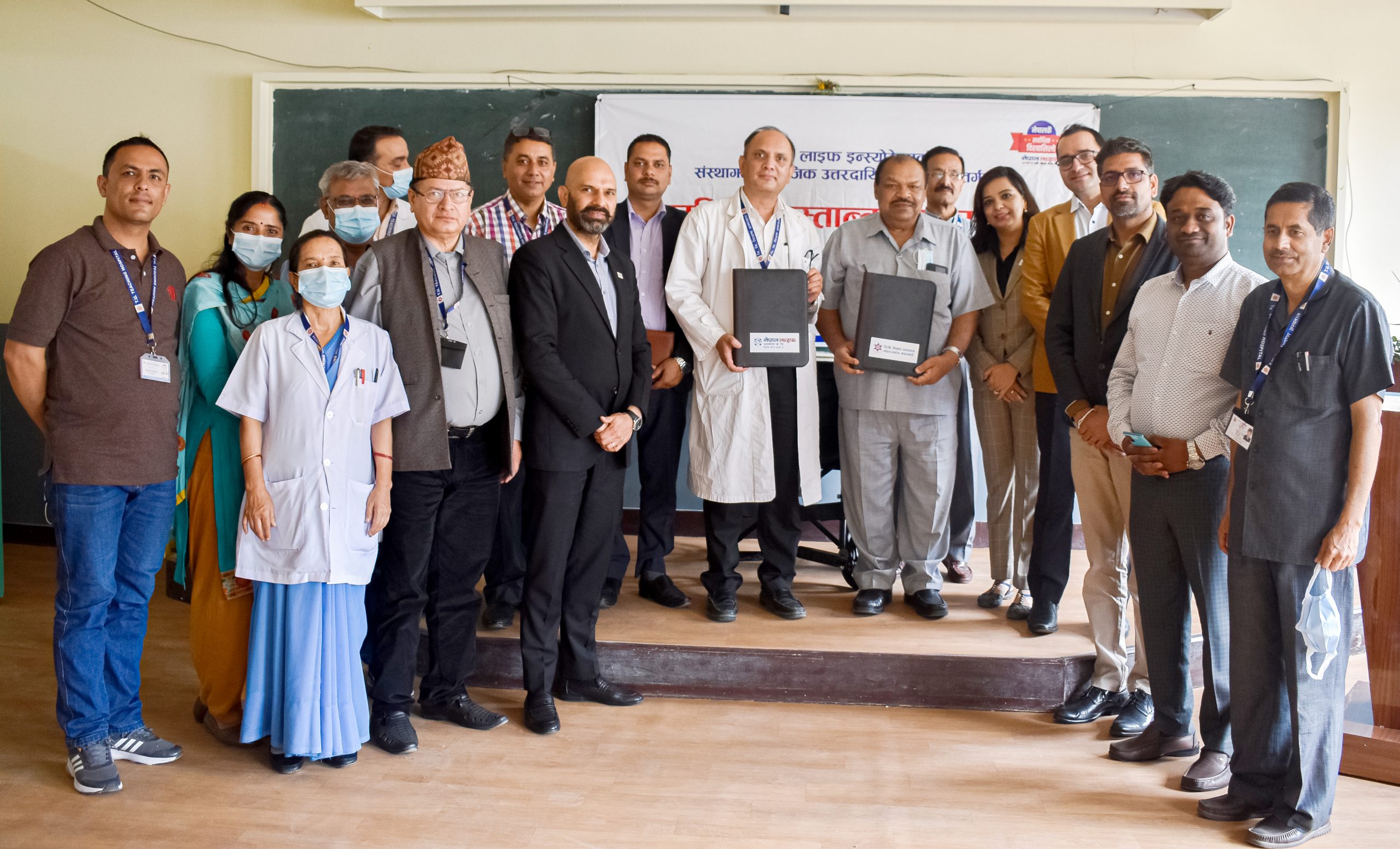 नेपाल लाइफद्वारा शिक्षण अस्पताललाई ह्वीलचियर हस्तान्तरण