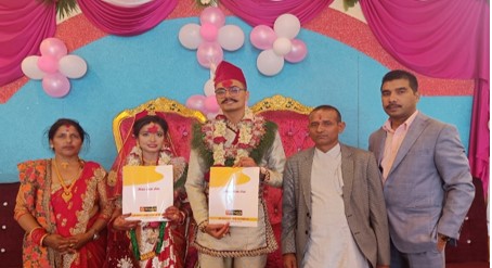 विवाहमा छोरी ज्वाईलाई आमाले दिइन् “सूर्या सुरक्षित” बीमा पोलिसी उपहार