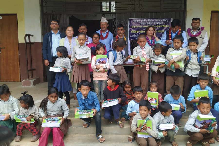 मानुषी लघुवित्तद्धारा शैक्षिक सामग्री वितरण