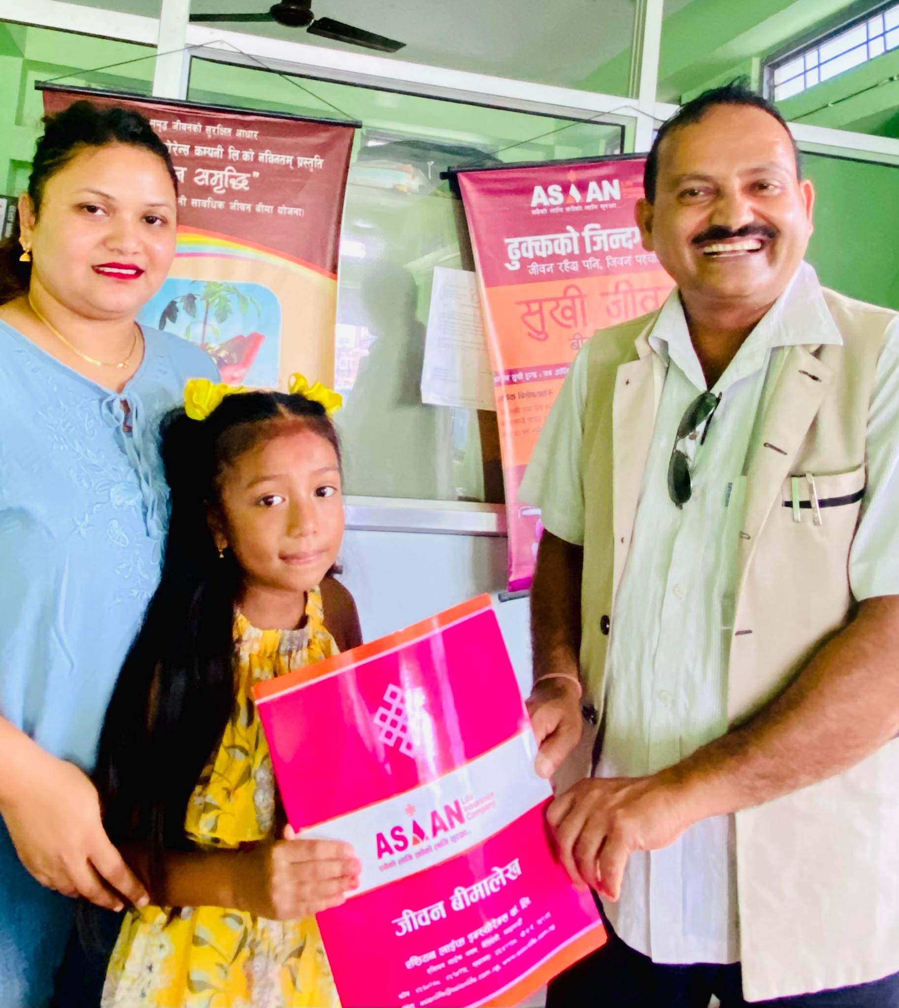 छोरीको जन्मदिनमा श्रेष्ठले दिए ५ लाख पचास हजार रुपैयाँको बीमा पोलिसी उपहार