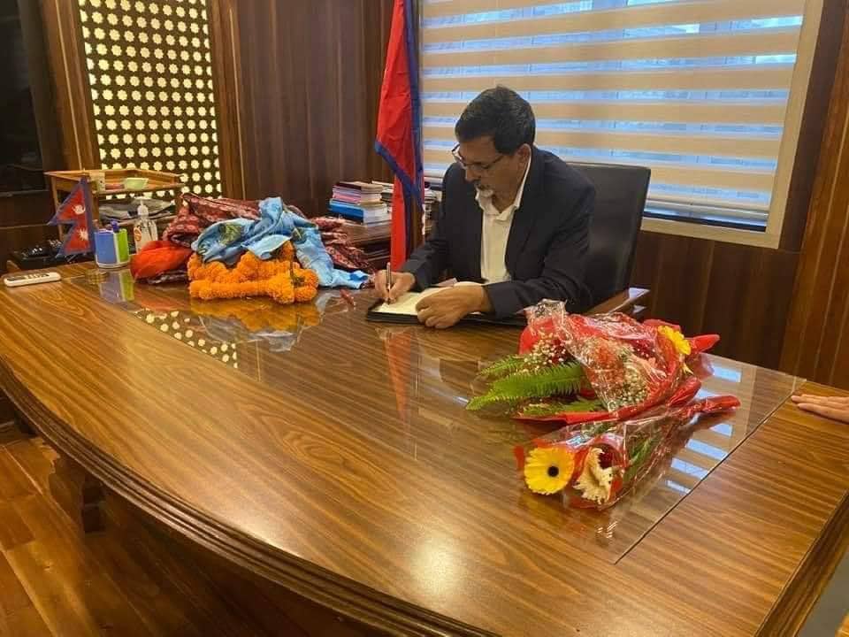 असोजदेखि तपाईको पाँच लाख रुपैयाँको निक्षेप पूर्ण सुरक्षित रहनेछः अर्थमन्त्री शर्मा