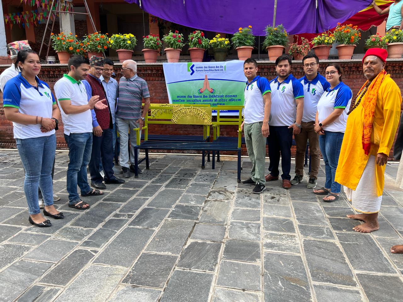 कामना सेवाद्वारा हरिहर मन्दिरलाई कुर्ची हस्तान्तरण