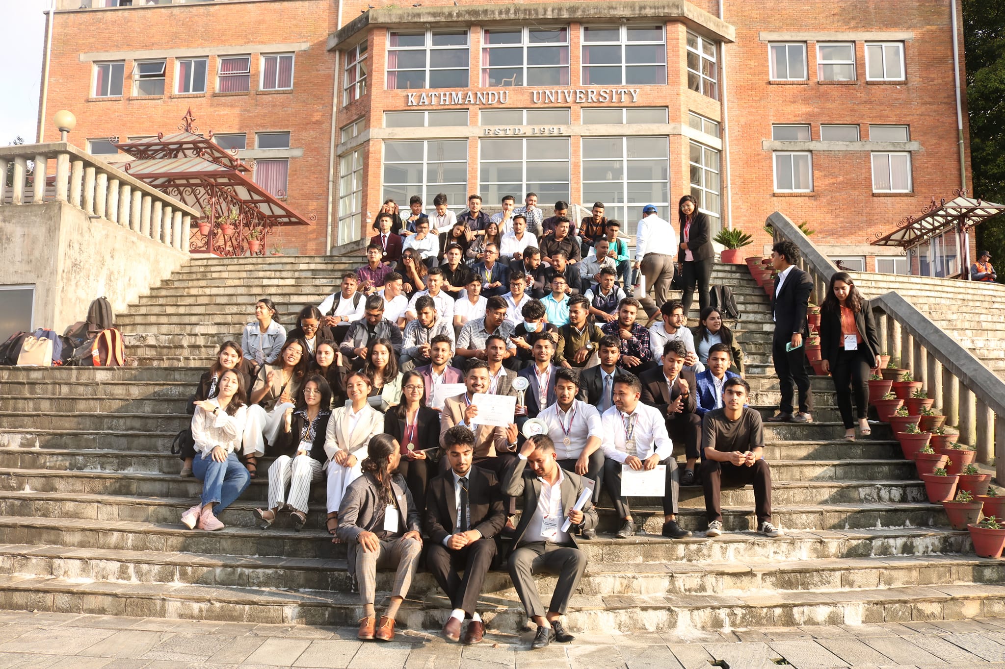 इन्टर कलेज पिचिङ प्रतियोगिताका विजेताहरु प्रभु सेलेक्ट फण्डबाट पुरस्कृत