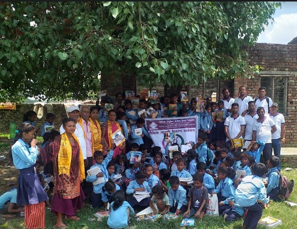 सिभिल लघुवित्तको शाखा कार्यालय विरुवागुठीद्धारा शैक्षिक सामाग्री वितरण