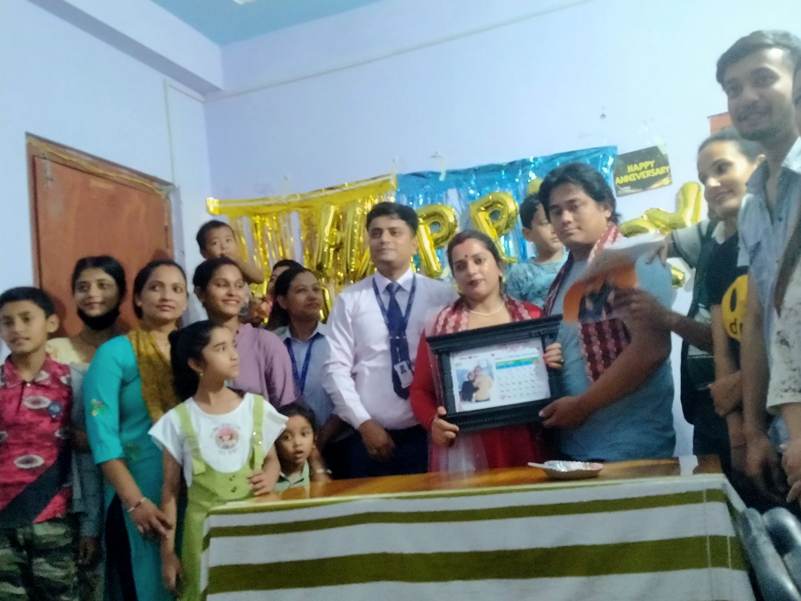 वैवाहिक वर्षगाँठको उपलक्ष्यमा सीताले दिइन् श्रीमानलाई ७० लाखको बीमा पोलिसी उपहार