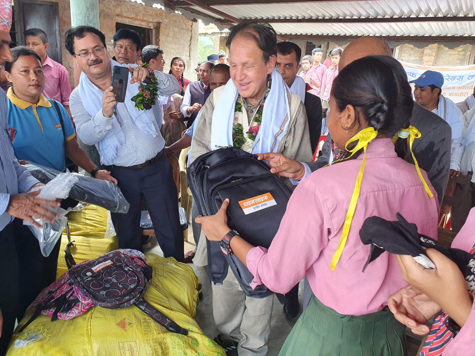 प्राइम लाइफद्धारा विद्यार्थीलाई व्याग वितरण तथा भवन निर्माणमा आर्थिक सहयोग