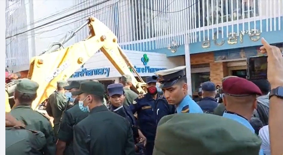 मेयर बालेनको एक्सन : अल्फाबिटाको अवैध संरचनामा डोजर चलाउँदै