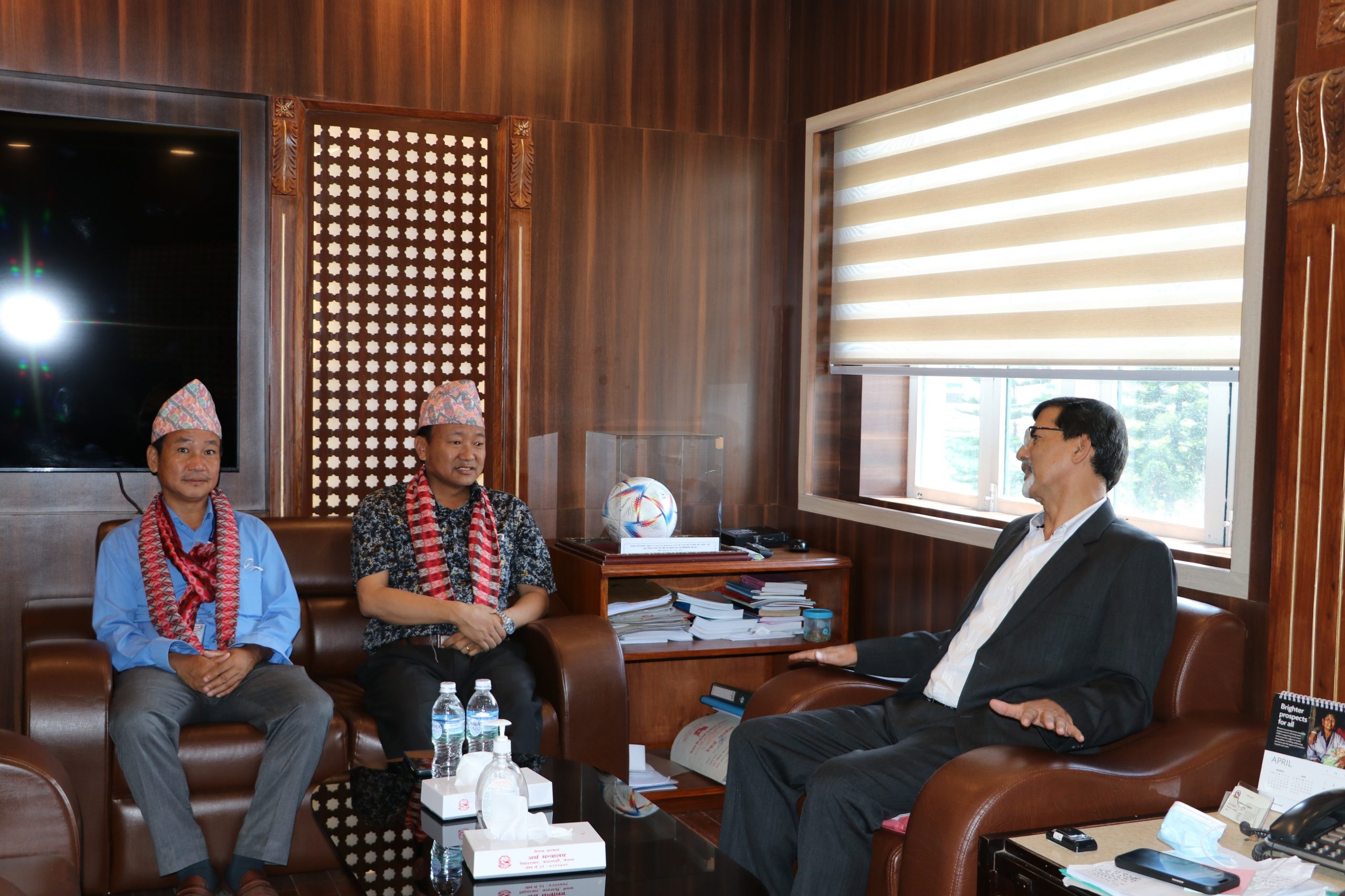 अर्थमन्त्री शर्मा र धरानका मेयर साम्पाङ्गबीच भेट, खानेपानी समस्या समाधान गर्ने प्रतिबद्धता