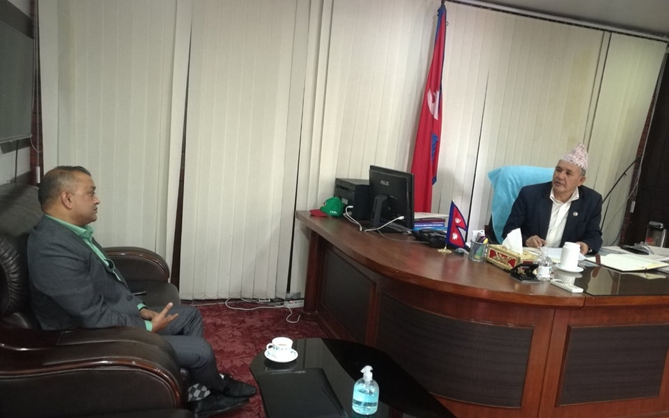 स्वास्थ्य बीमा १० लाख बनाउन गगन थापाको सुझाव