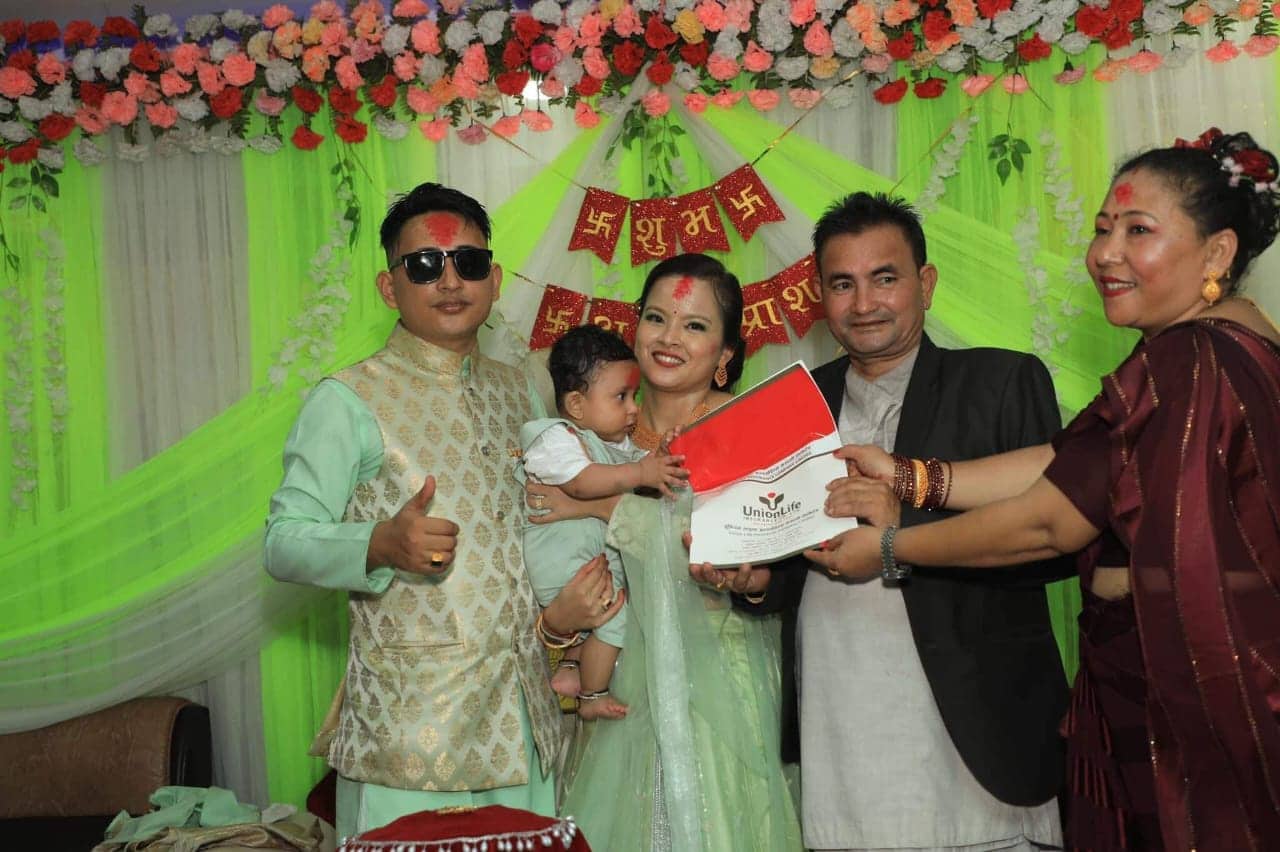 अन्नप्राशनको दिन आयांशले पाए २० लाख रुपैयाँको बीमा पोलिसी उपहार