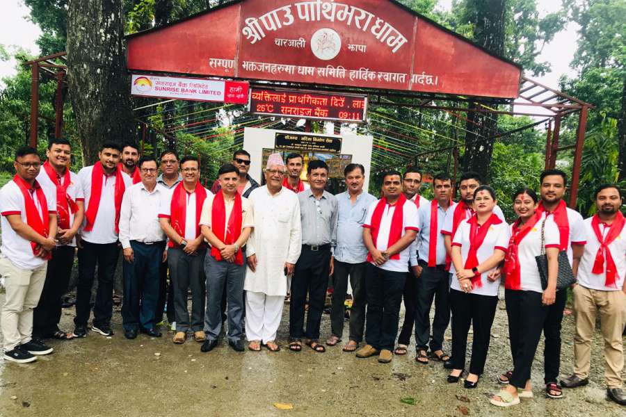 सनराइज बैंकद्वारा पोर्टेबल शौचालय र डिजिटल स्क्रोलिङ बोर्ड प्रदान