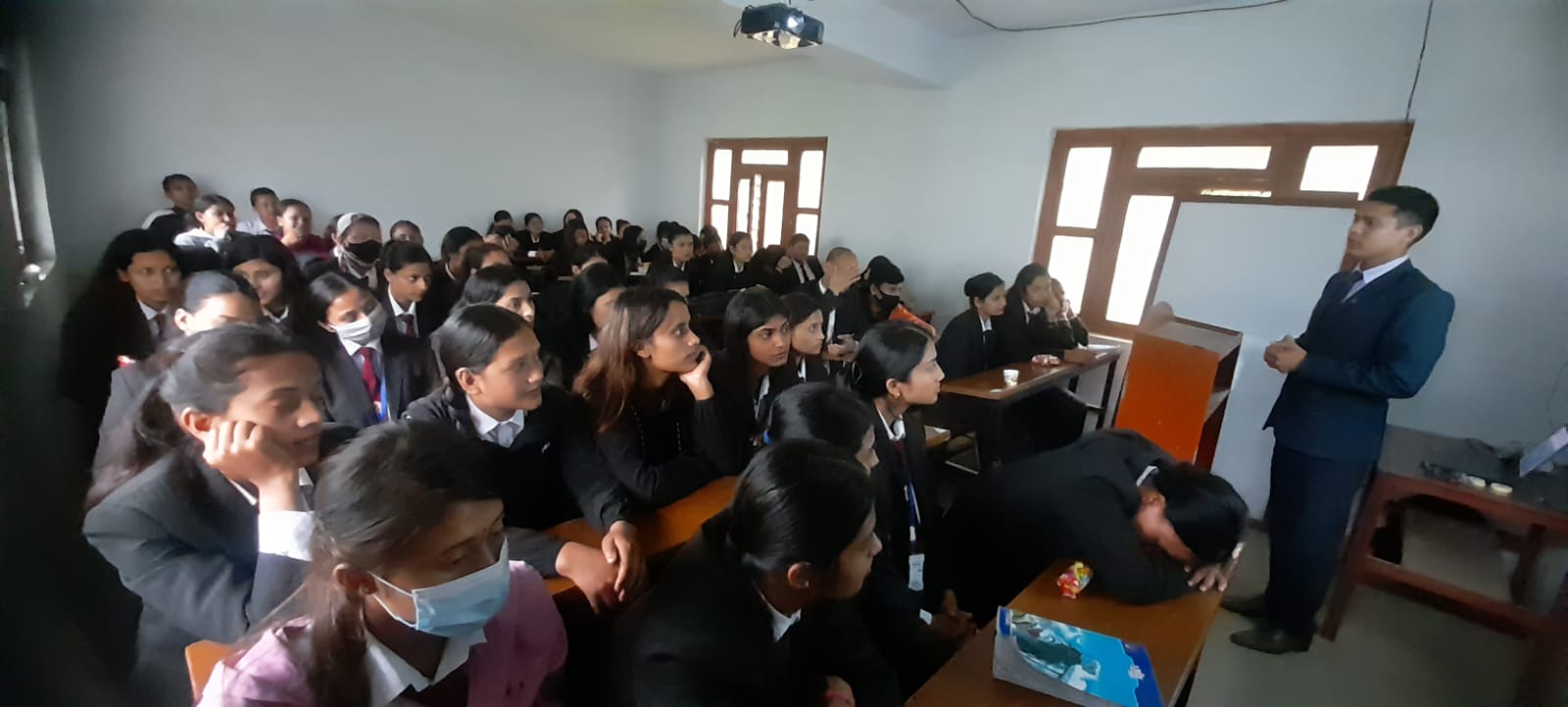 सन नेपाल लाइफको पाँच औं वार्षिकोत्सवको अवसरमा विद्यार्थीमाझ बीमा सचेतना कार्यक्रम सम्पन्न