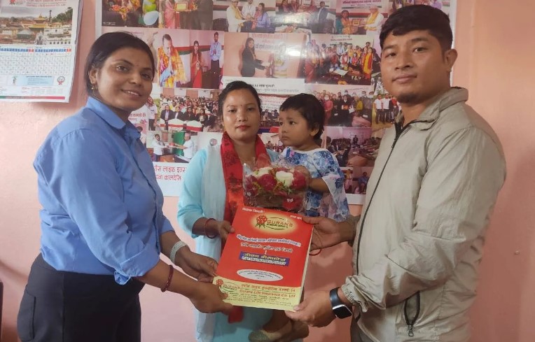 श्रीमतीको जन्मदिनमा श्रीमानले दिए १० लाखको बीमा पोलिसी