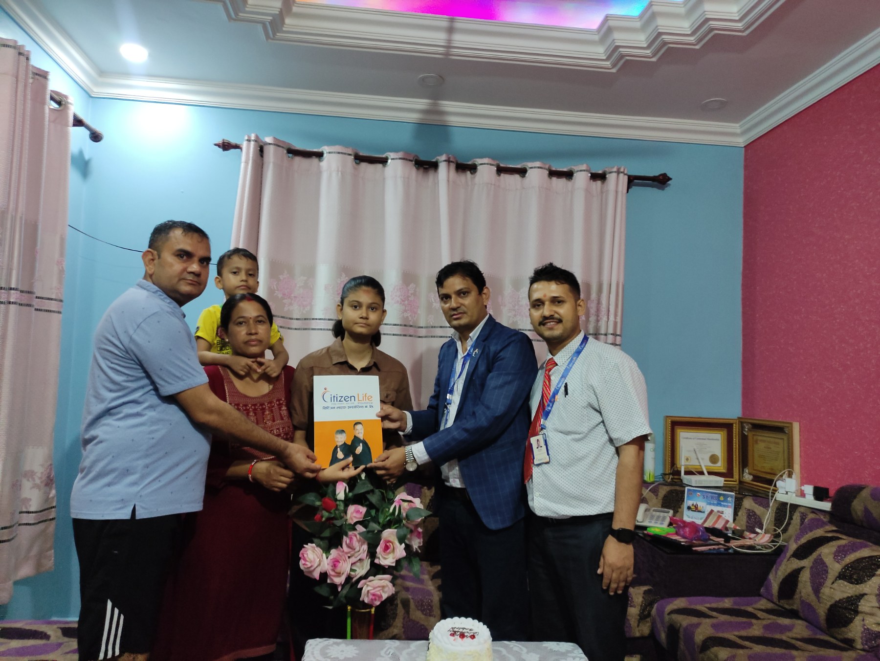 छोरीको जन्मदिनमा बस्याल दम्पतीले दिए २० लाख रुपैयाँको बीमा पोलिसी उपहार