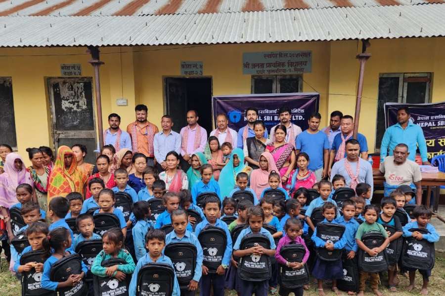 नेपाल एसबिआई बैंकद्धारा जनता आधारभूत विद्यालयका विद्यार्थीहरुलाई सहयोग