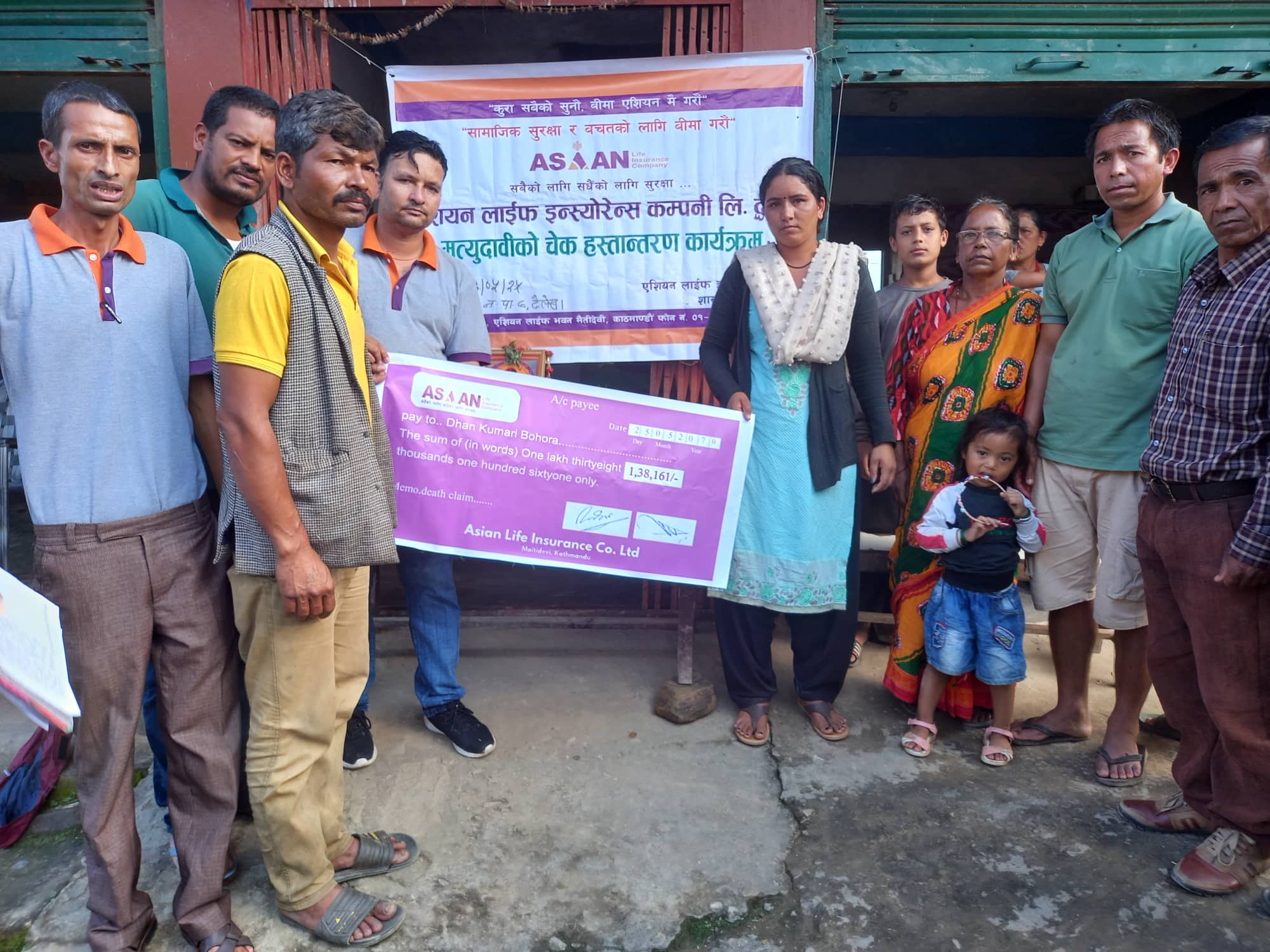 एशियन लाइफद्वारा स्वर्गीय उपेन्द्रमान श्रेष्ठको परिवारलाई मृत्युदाबी भुक्तानी