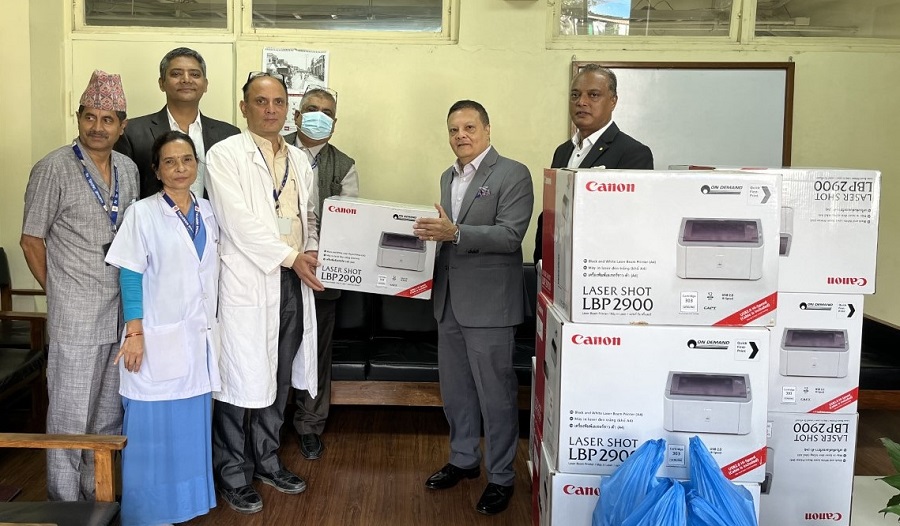 हिमालयन बैंकद्धारा शिक्षण अस्पताललाई सहयोग