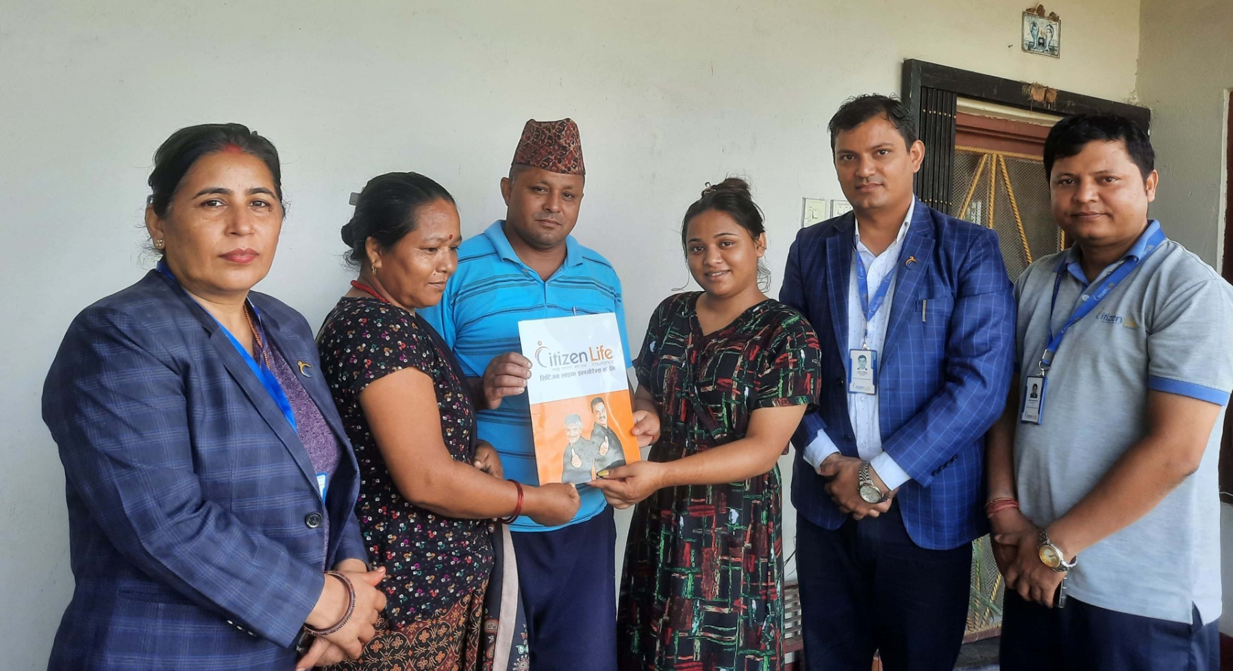 आफ्नै जन्मदिनमा गंगादेवीले दिइन् श्रीमान र छोरीलाई बीमा पोलिसी उपहार