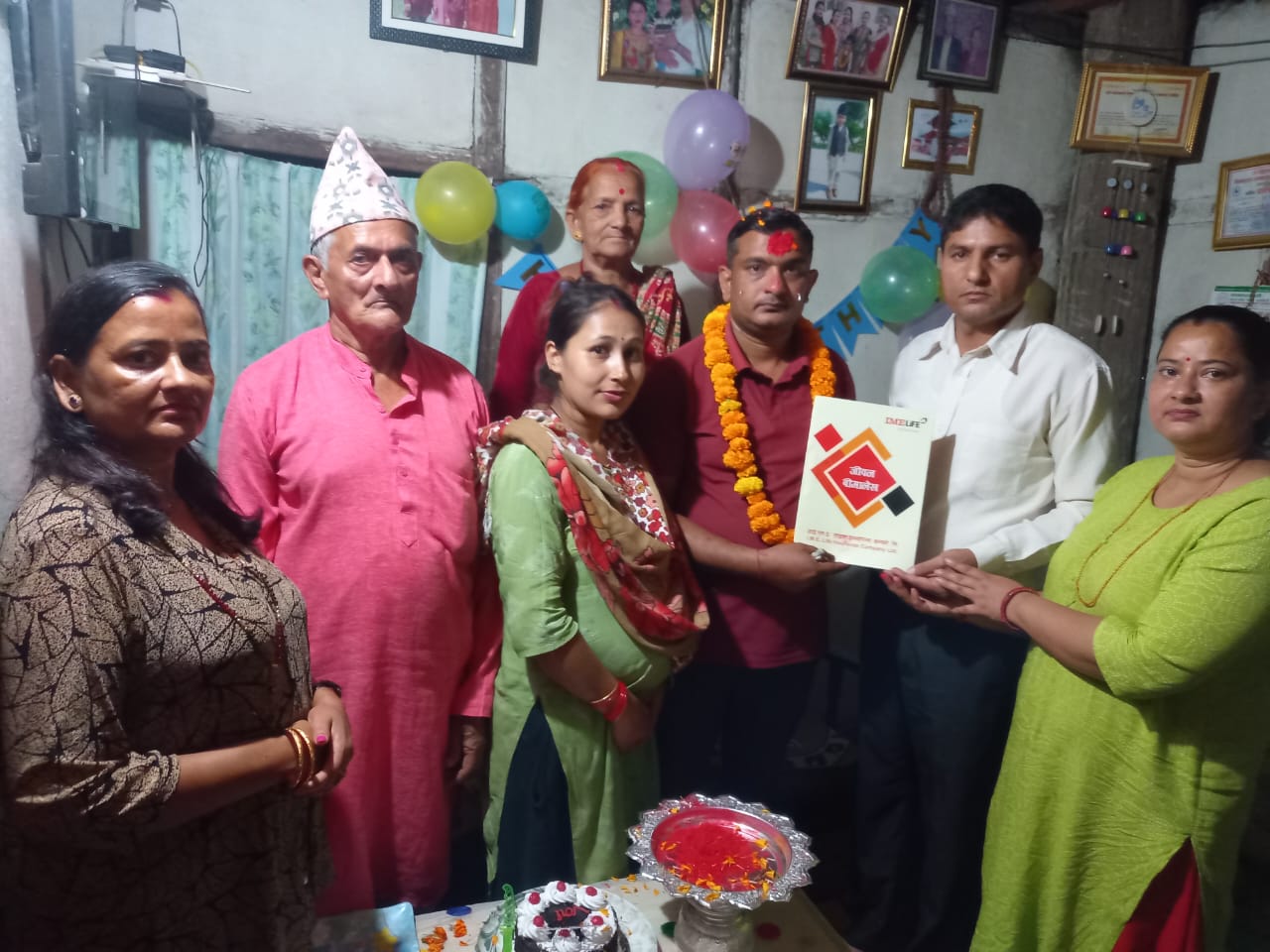 सालोभाईको जन्मदिनमा दिदि भिनाजुले दिए बीमा पोलिसी उपहार