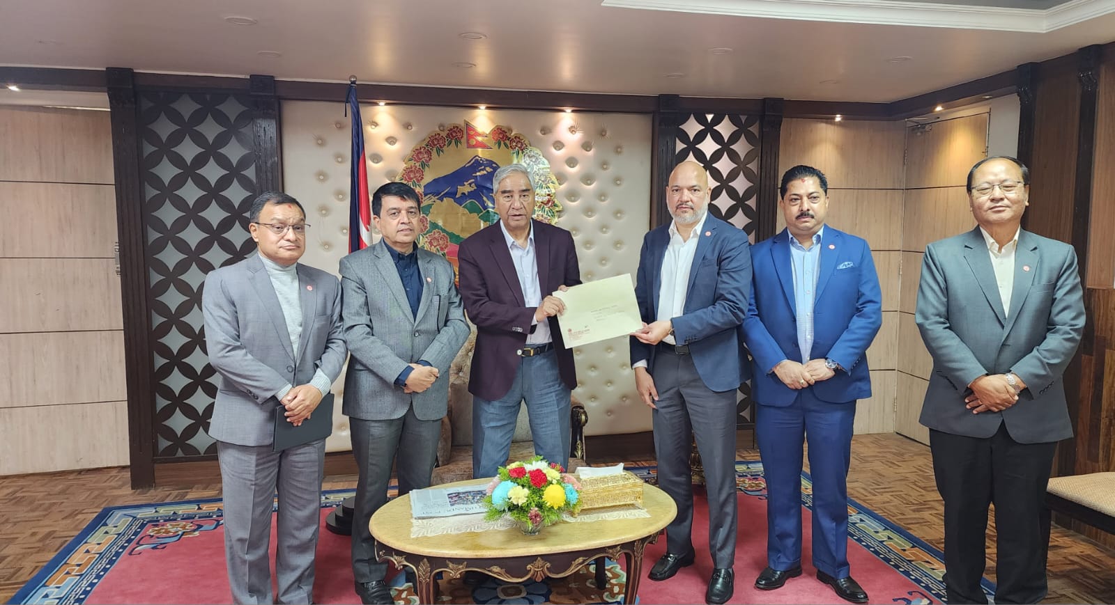 सबै शिर्ष नेताहरु सँग व्यवसायीको भेटघाट, अर्थतन्त्रमा देखापरेका समस्या समाधानमा पहल गर्छु : प्रधानमन्त्री