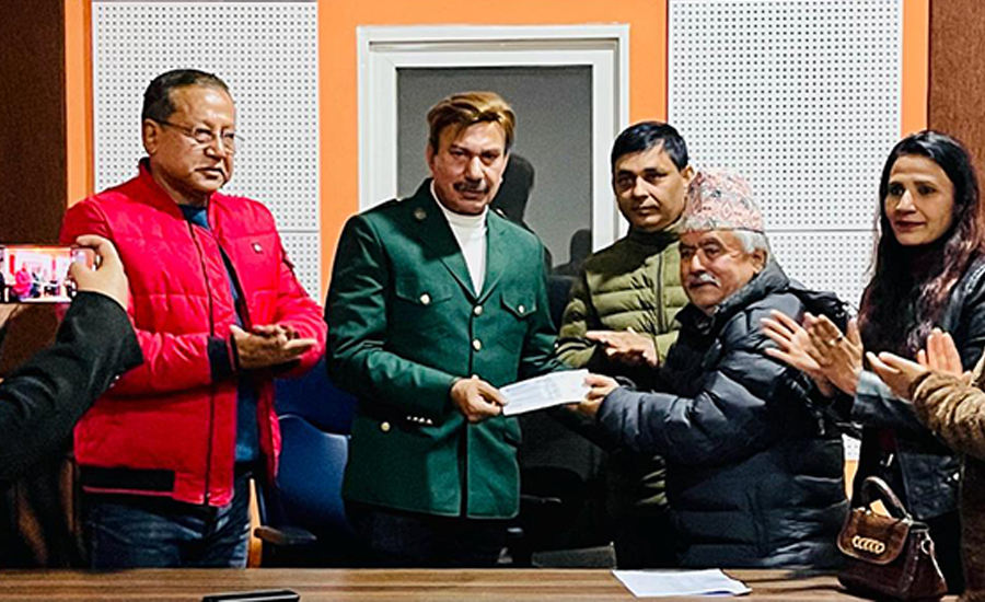 स्वास्थ्य बीमाको रकम पाउने पहिलो कलाकार बने अधिकारी