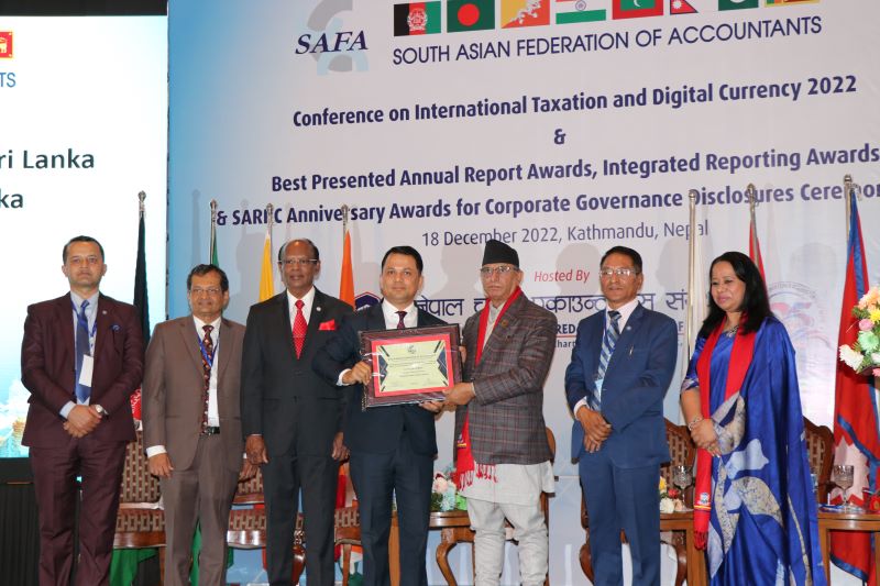 मुक्तिनाथ विकास बैंक बेष्ट प्रिजेन्टेड एनुअल रिपोर्ट २०२२ बाट सम्मानित