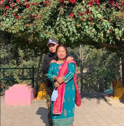 लिलादेवीले श्रीमानको जन्मोत्सवमा दिइन् १५ लाखको बीमा पोलिसी उपहार