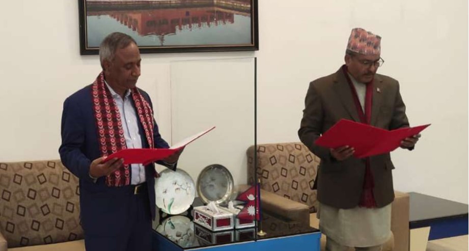 माछापुच्छ्रे बैंकका नवनियुक्त अध्यक्ष डा.महतोले ग्रहण गरे सपथ