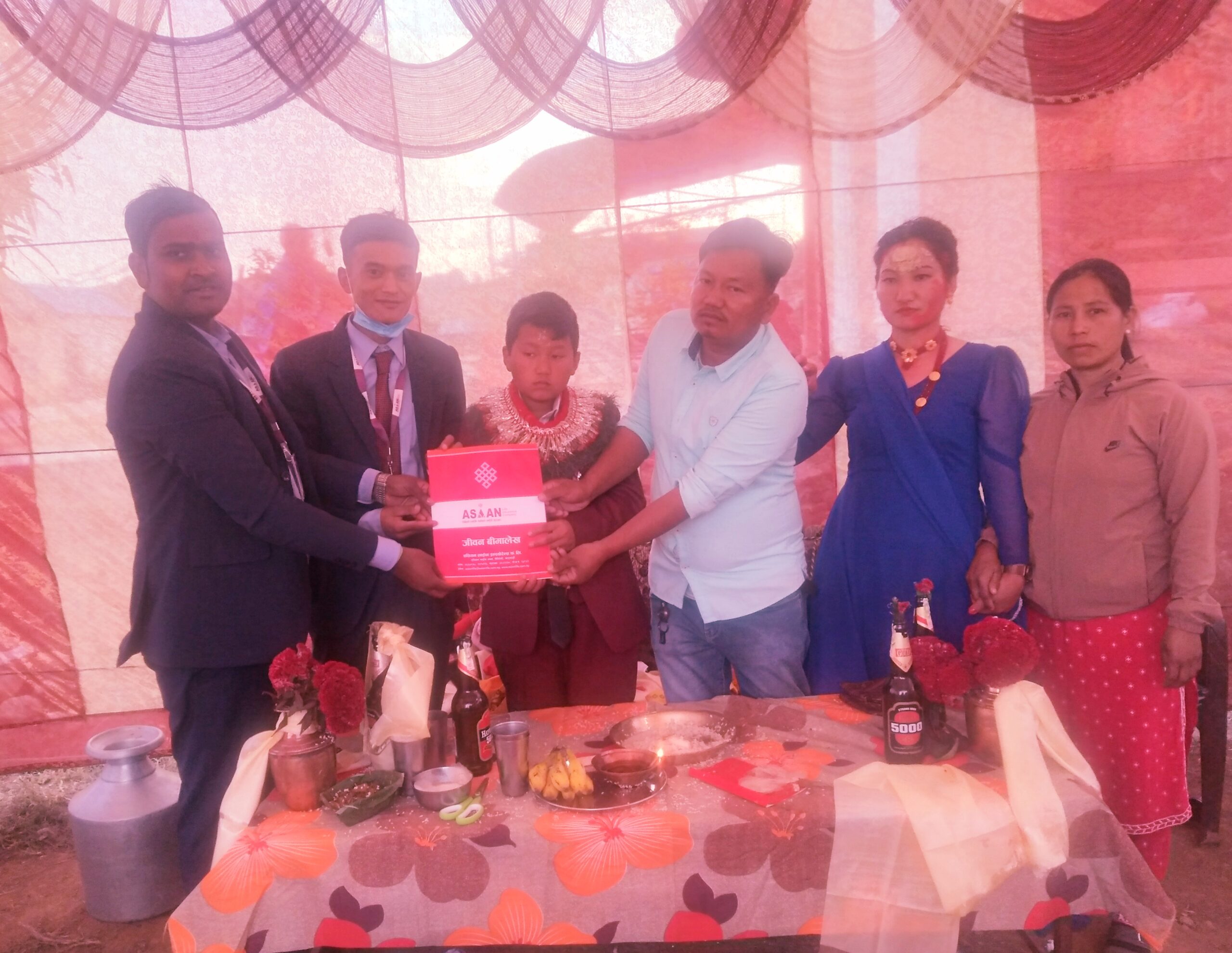 छेवरको अवसरमा आशिषले पाए ५ लाख रुपैयाँको बीमा उपहार