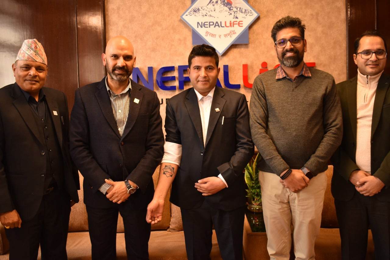 नेपाल लाइफका अभिकर्ता राजु भण्डारीले पाखुरामा बनाए कम्पनीको लोगो अंकित ट्याटु