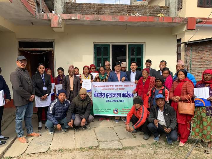 जुगल गाउँपालिकाले गरिदियो ३० परिवारको जीवन बीमा