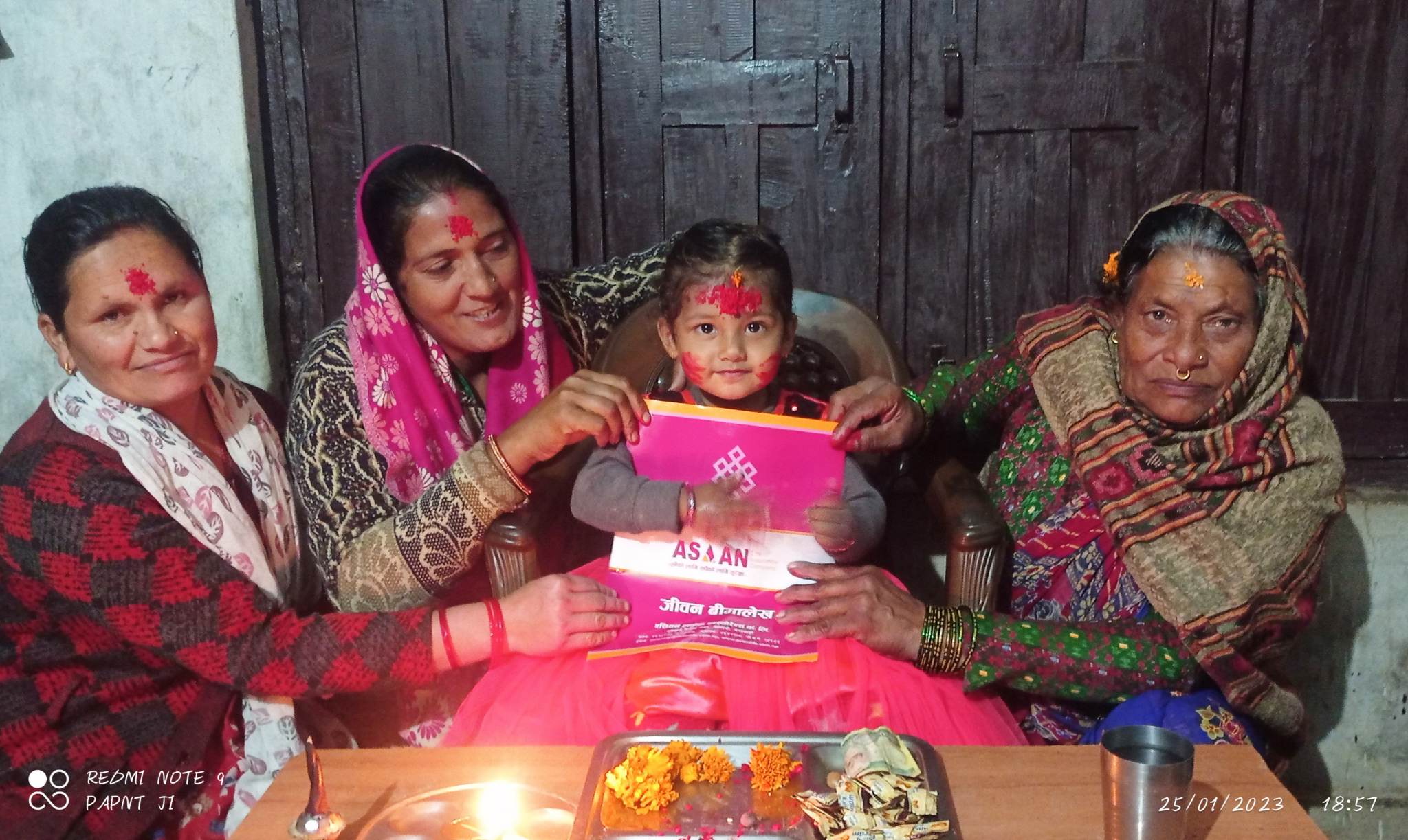 आफ्नो जन्मदिनमा बसन्तीले पाइन् बीमा पोलिसी उपहार