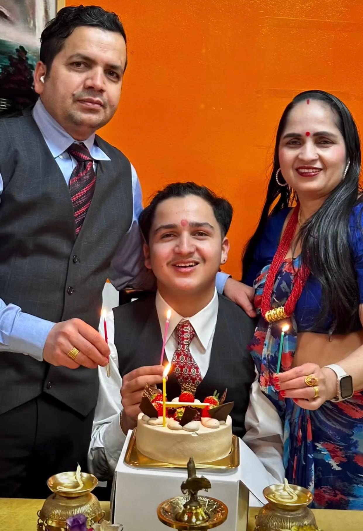 आचार्य दम्पत्तिले दिए छोराको जन्मदिनमा ५० लाखको बीमा पोलिसी उपहार