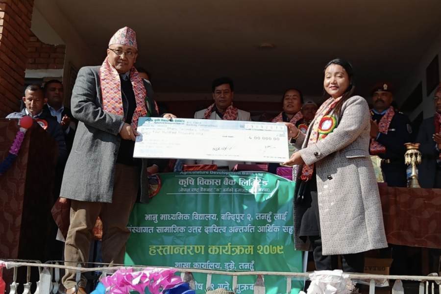 कृषि विकास बैंकद्धारा विद्यालयलाई फर्निचर सहयोग