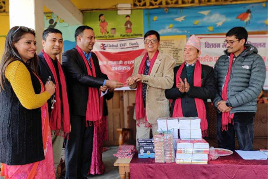 ग्लोबल आइएमई बैंकद्धारा माध्यमिक विद्यालयलाई शैक्षिक सामाग्री प्रदान