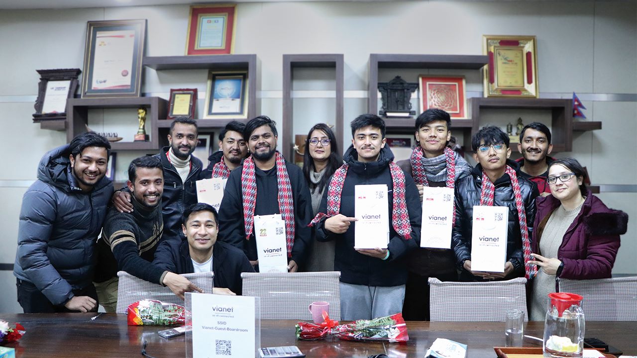 भायानेटको कार्यालय परिसरमा डिआरएसको विजय उत्सव