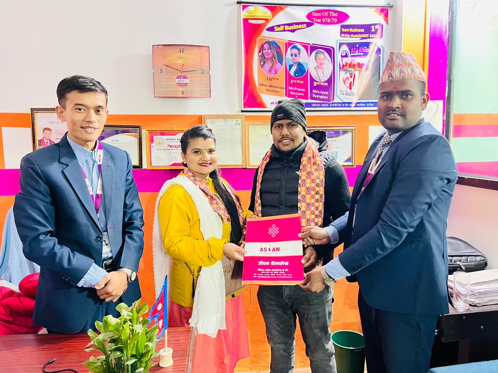 श्रीमानको जन्मदिनमा अस्मिताले दिइन् १५ लाखको बीमा पोलिसी उपहार