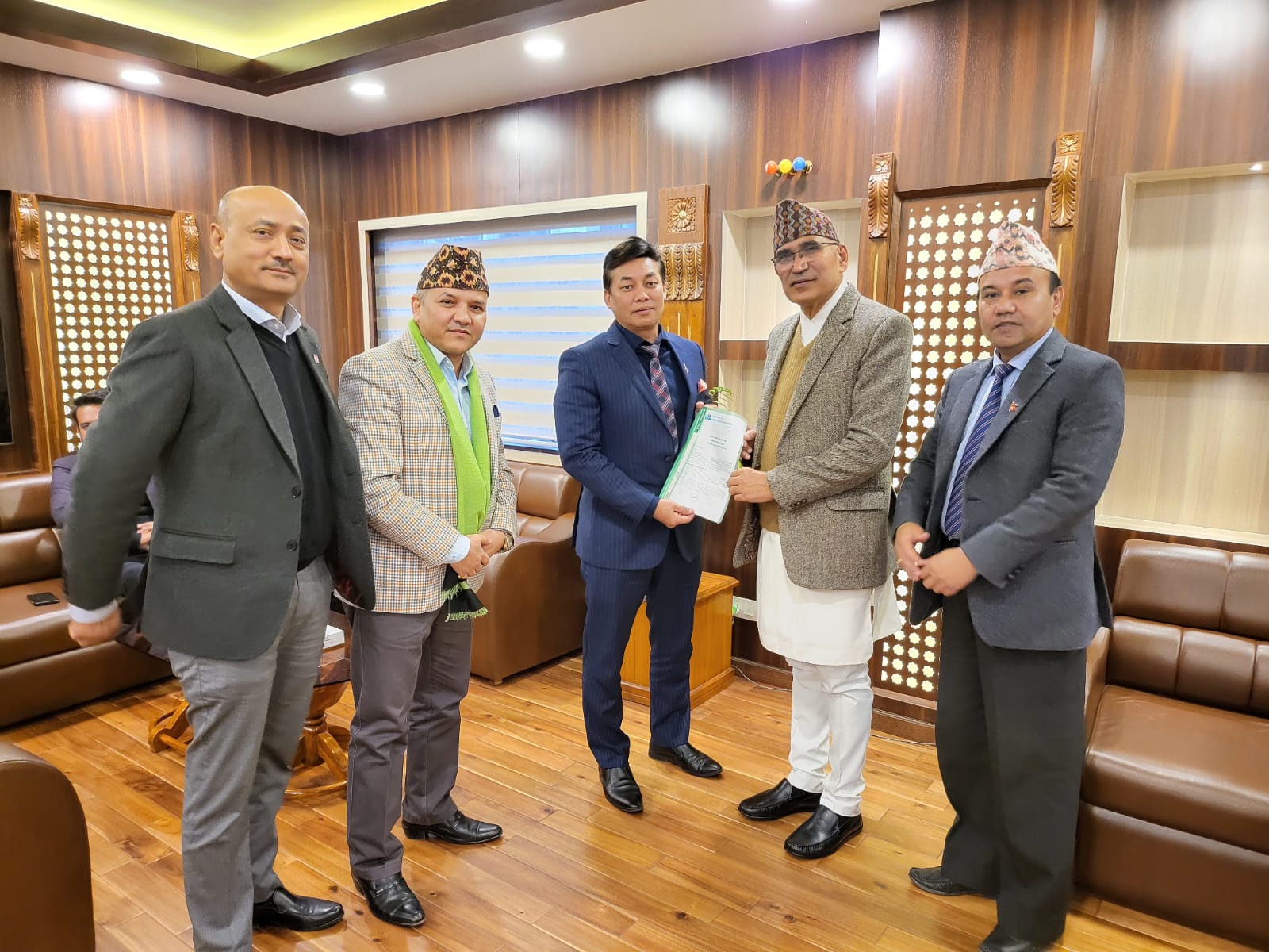 निर्जीवन बीमक संघले पनि भेट्याे अर्थमन्त्री, काेराेना दाबीकाे रकम निकासा र कर छुट लगायतकाे माग पेश