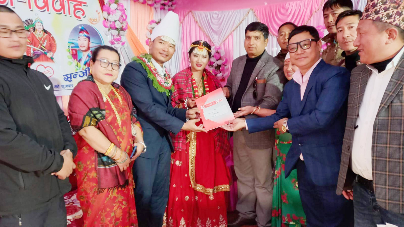 राईका दम्पत्तिले दिए छोरीको विवाहमा बीमा पोलिसी उपहार