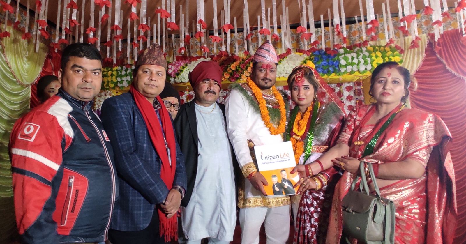 खड्का दम्पत्तिले विवाहको अवसरमा छोरी ज्वाइलाई दिए बीमा पोलिसी उपहार